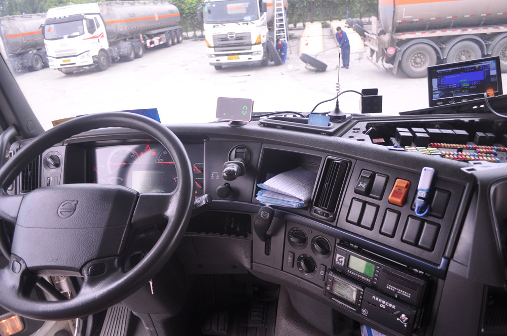 安装在石油运输车上的防碰撞预警系统AWS650